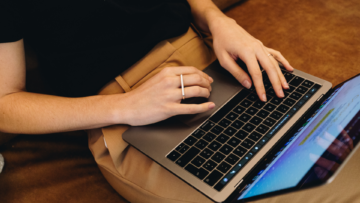 Une entrepreneure fait une recherche sur son ordinateur.