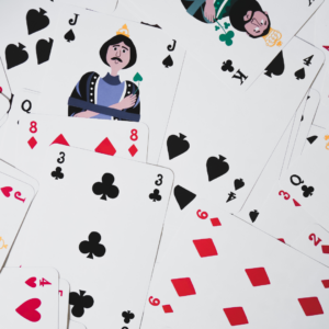 Des cartes à jouer éparpillées sur une table;