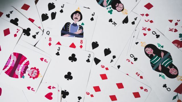 Des cartes à jouer éparpillées sur une table;