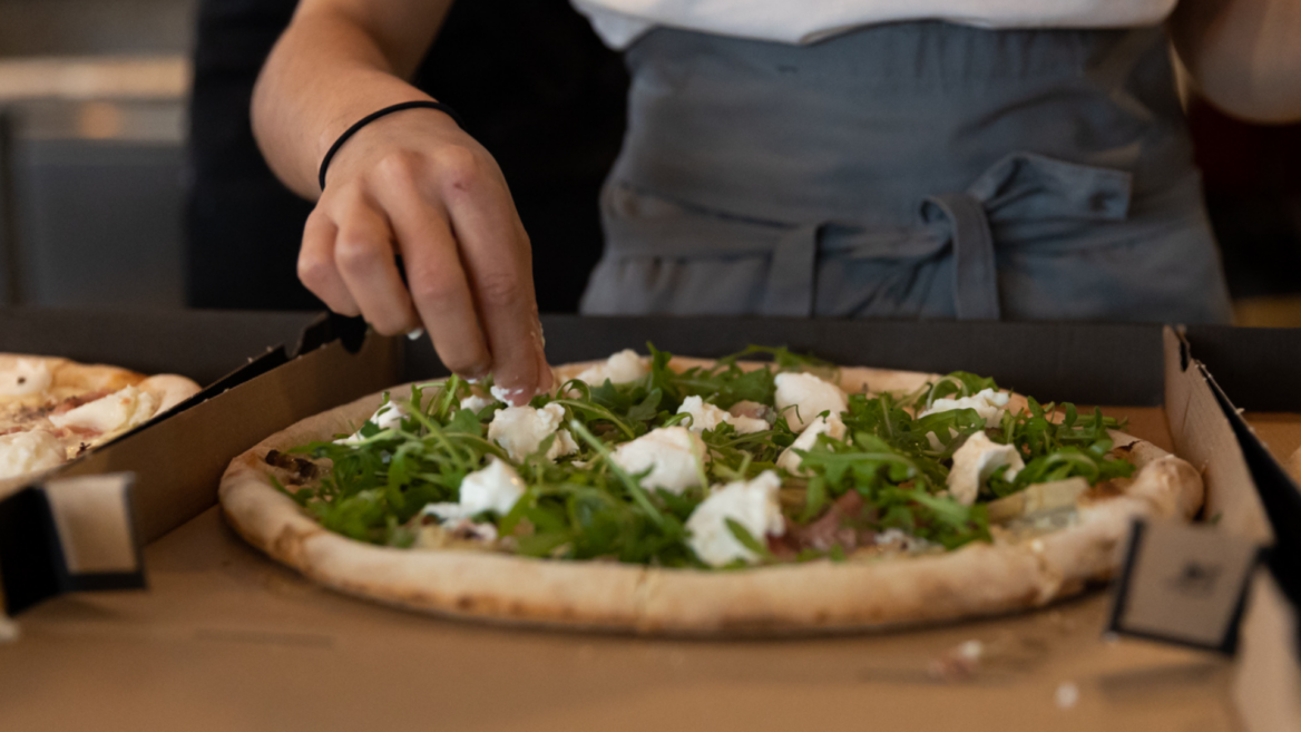 Une pizza élaborée dans une franchise de pizzeria