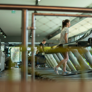 Dans une salle de sport Keep Cool, des personnes marchent sur des tapis de course.