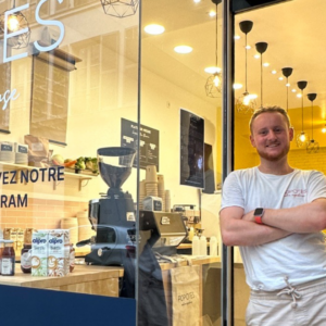 Martin Herrey franchisé popotes à Paris 9e devant sa boutique.