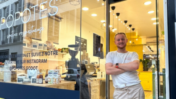 Martin Herrey franchisé popotes à Paris 9e devant sa boutique.