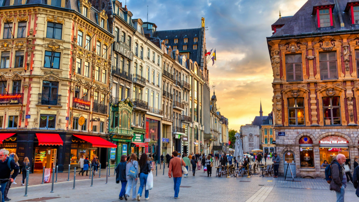 Une rue piétonne d'un centre-ville.