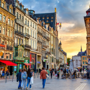 Une rue piétonne d'un centre-ville.