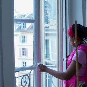 Une collaboratrice d'une enseigne de service à la personne.