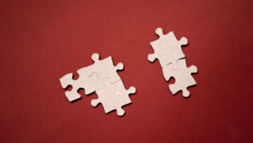 Des pièces de puzzle pour illustrer les coopératives qui rachètent des franchises.