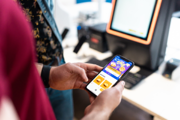 Un téléphone portable dans les mains