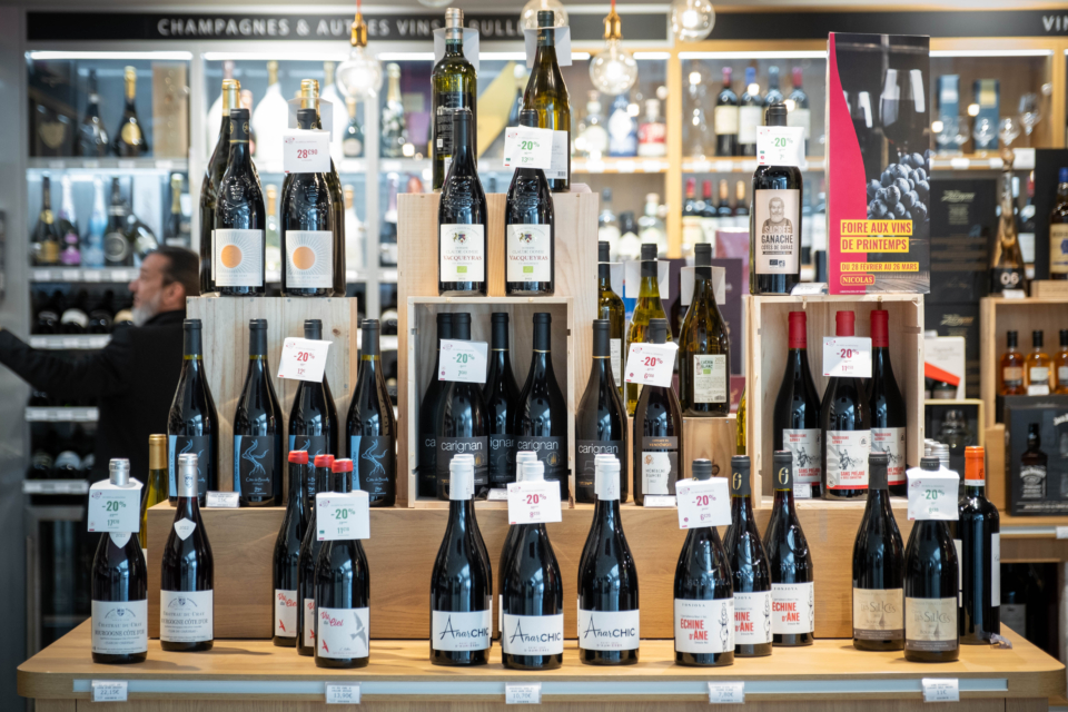 Bouteilles de vin exposées dans une Franchise Nicolas