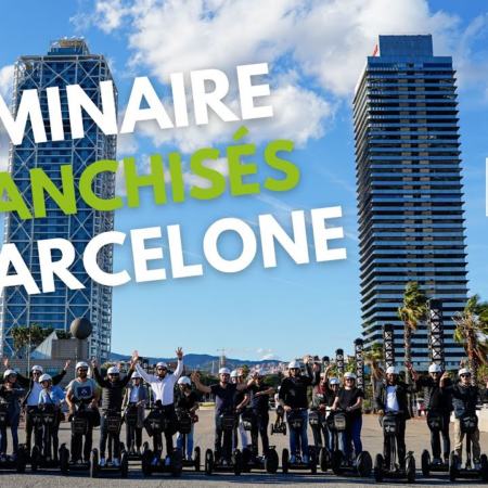 Salariés de la franchise Garden Park Concept devant des immeubles