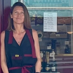 Une femme devant sa vitrine de magasin