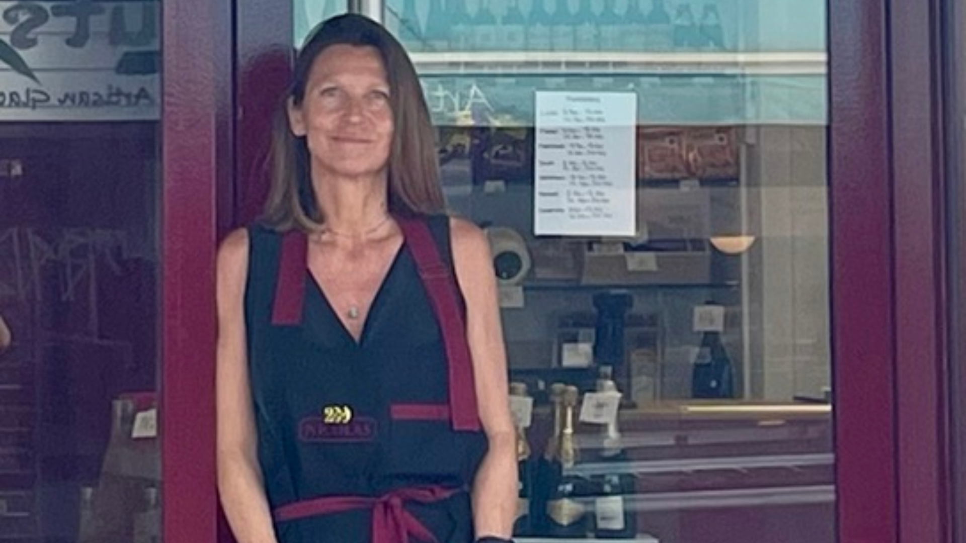 Une femme devant sa vitrine de magasin
