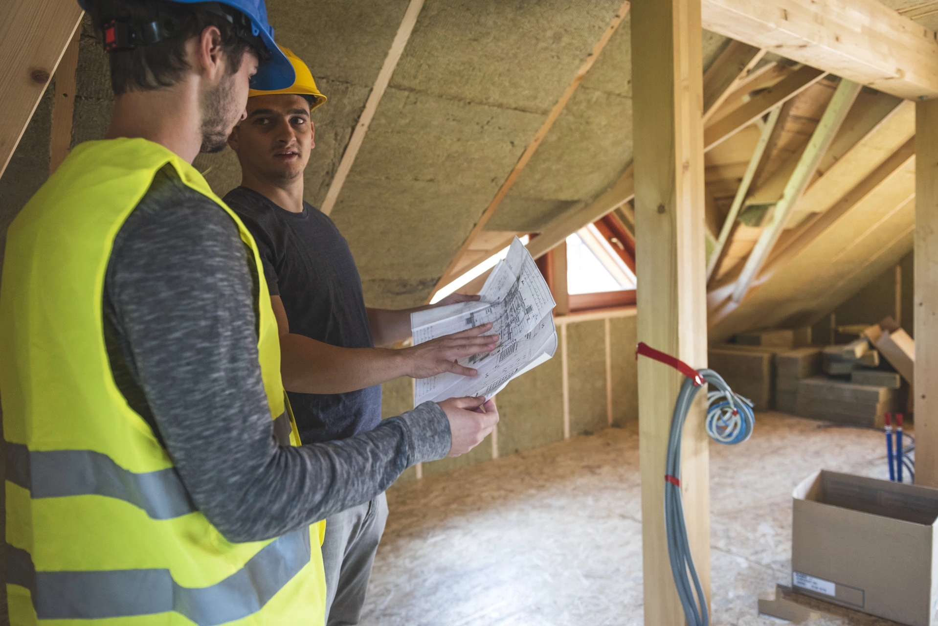 Ouvriers discutant sur un chantier dans une maison