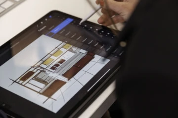 Focus sur une tablette illustrant un croquis