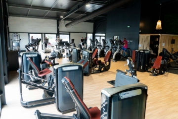 Plusieurs machines dans une salle de sport de la franchise Wake up Form