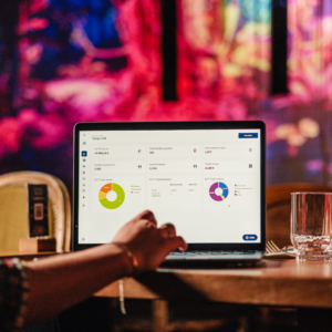 ordinateur présentant des données