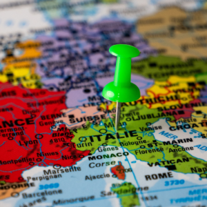 Sur une carte d'Europe, une épingle verte pointe l'Italie.