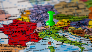 Sur une carte d'Europe, une épingle verte pointe l'Italie.