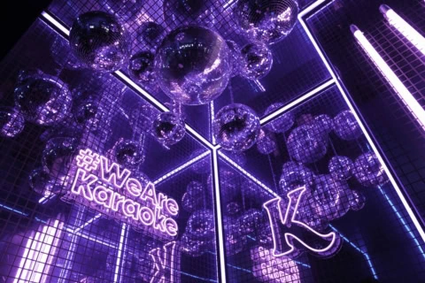 Salle de karaoké avec des boules disco et néon