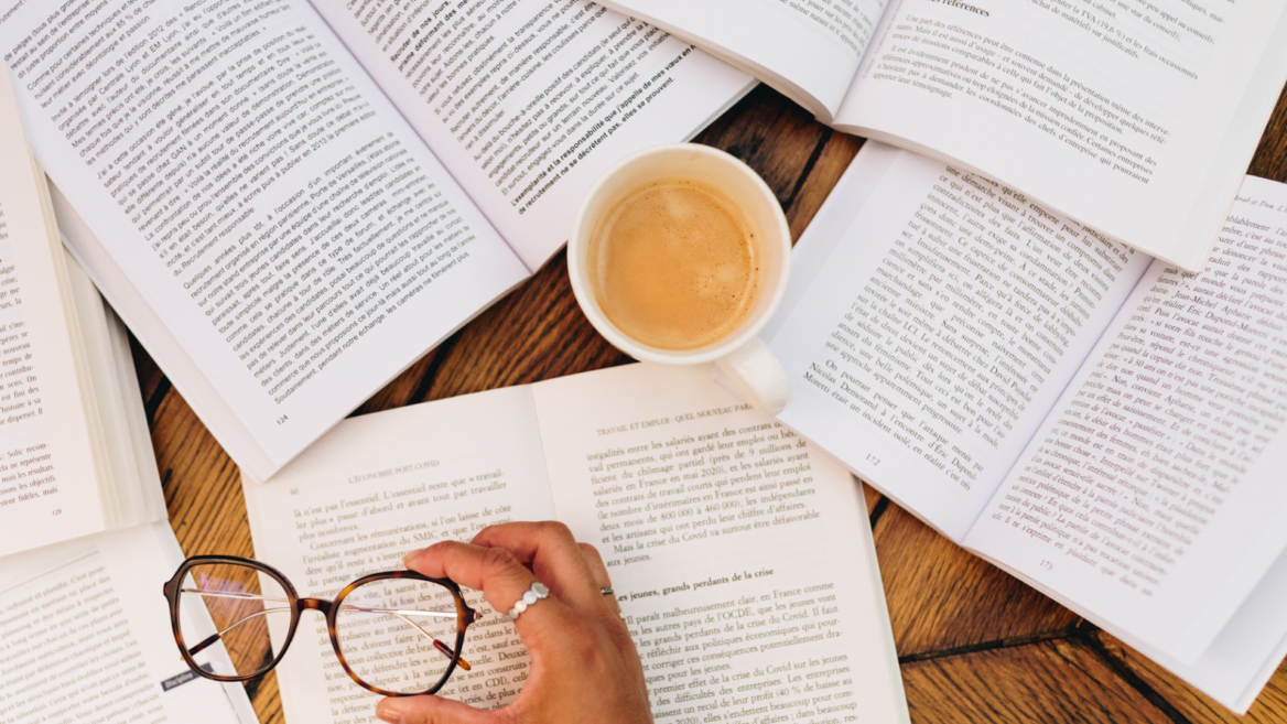 Des lunettes avec des livres autours.