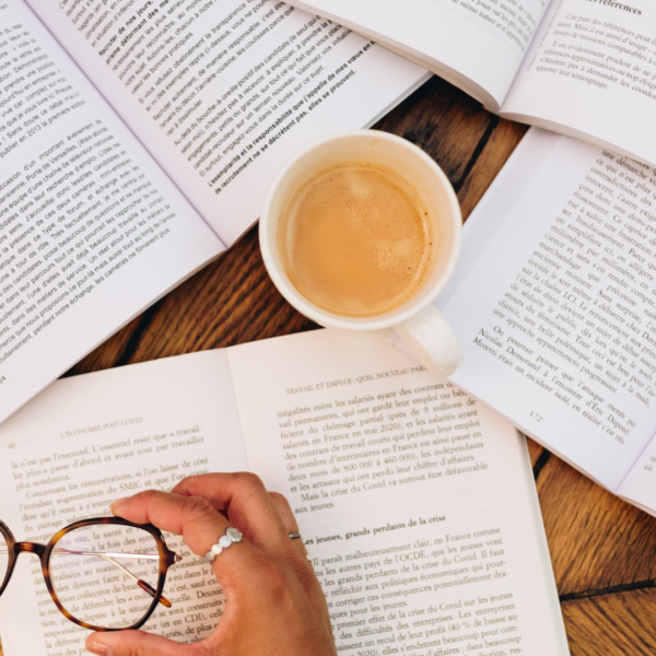 Des lunettes avec des livres autours.