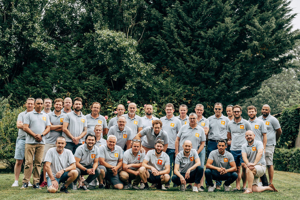 Equipe de la franchise Tourne et Vis posant dans un jardin