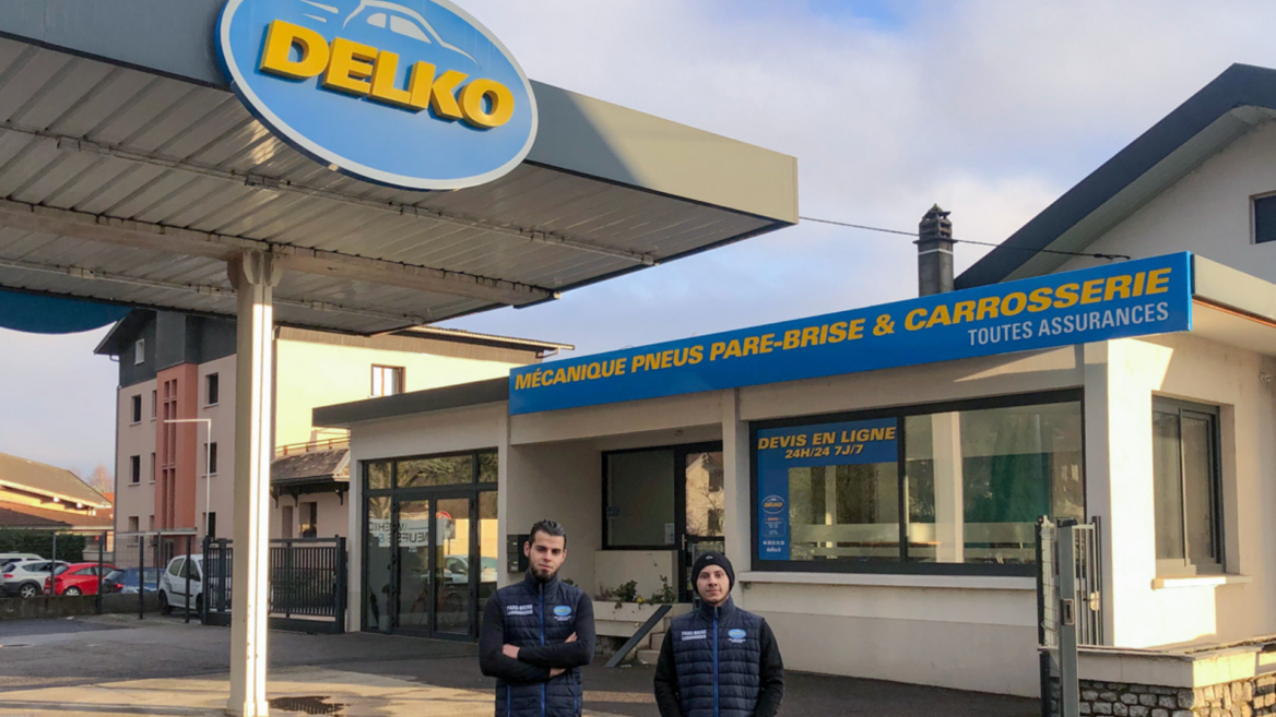 Anatole Guérin devant son garage Delko.