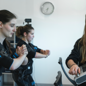Des personnes qui font du sport chez IronBody Fit.