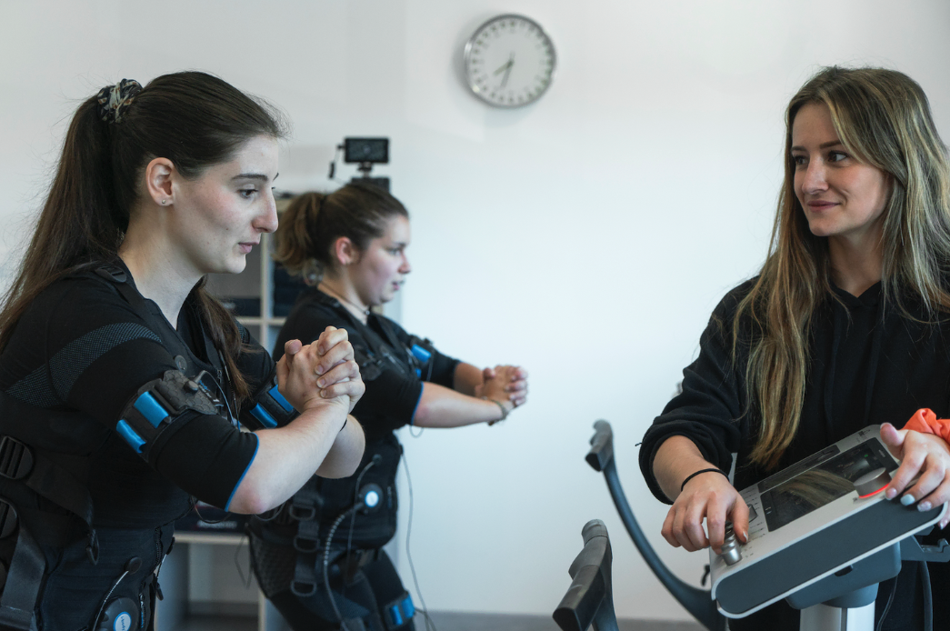 Des personnes qui font du sport chez IronBody Fit.