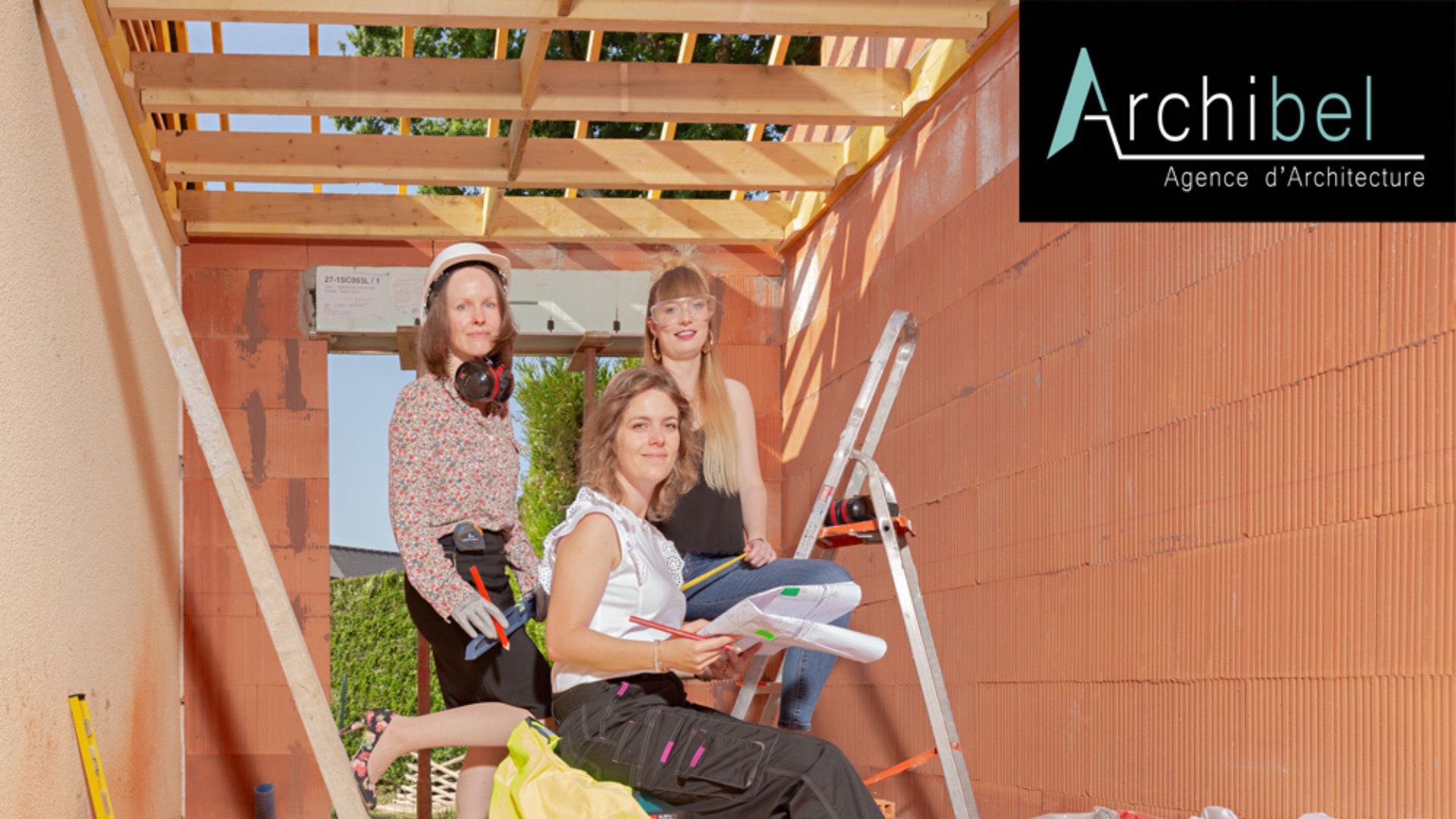 Trois femmes font des travaux pour Cybel Extension.