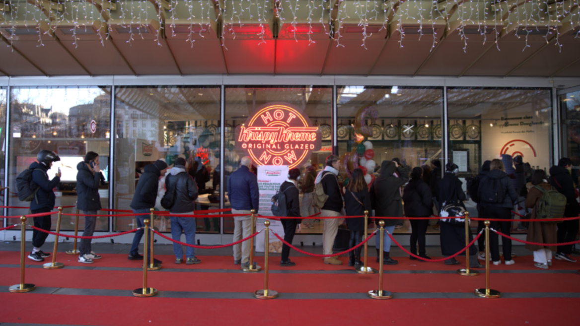 devanture d'un magasin avec des personnes devant