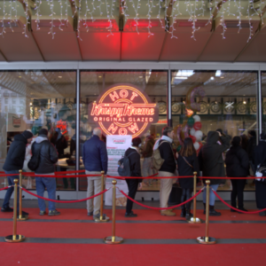 devanture d'un magasin avec des personnes devant