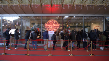 devanture d'un magasin avec des personnes devant