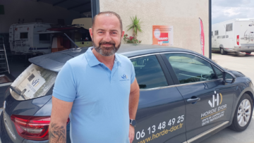 Grégory Boucquez, franchisé Horde d'Or devant sa voiture de fonction.