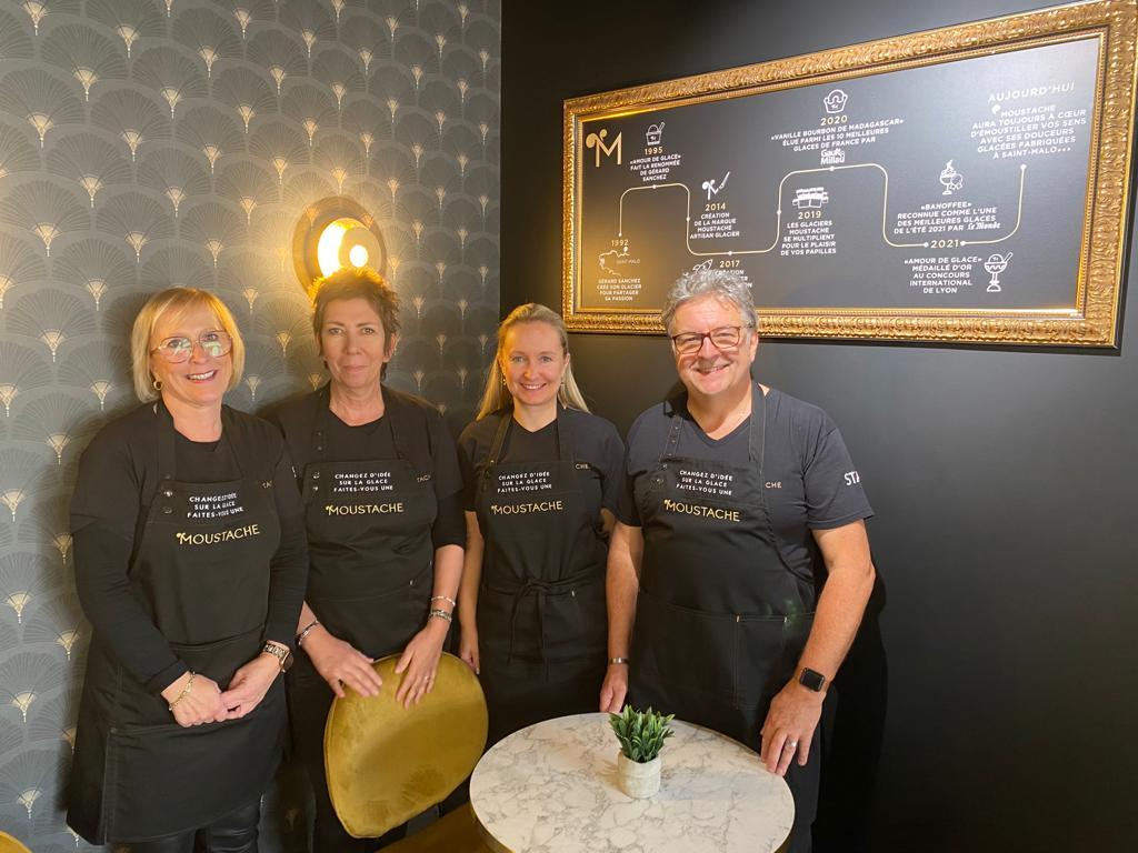 Peggy Isner et sa famille dans sa boutique Glace Moustache.