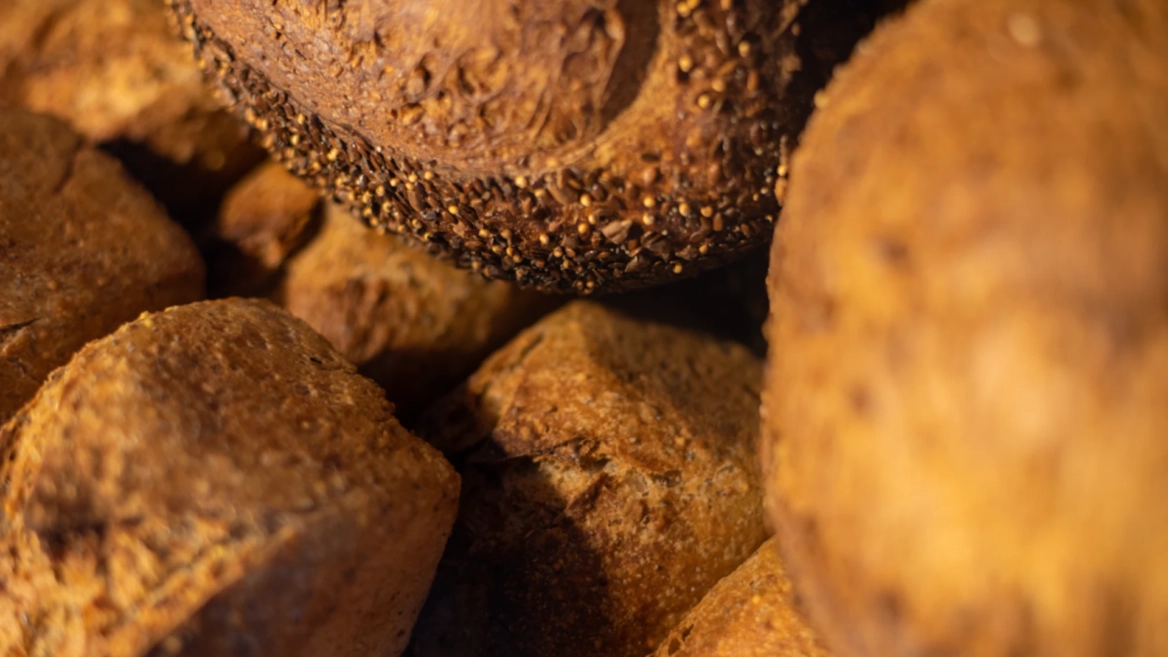 Gros plan sur plusieurs miches de pain.