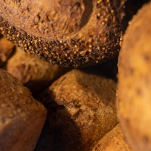 Gros plan sur plusieurs miches de pain.