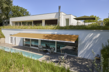 Store orange sur une terrasse