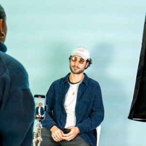 une personne qui interview quelqu'un