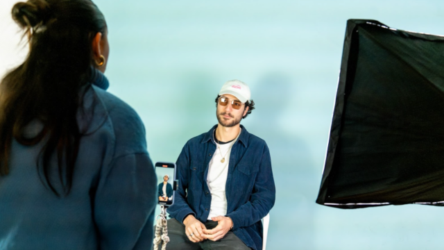 une personne qui interview quelqu'un