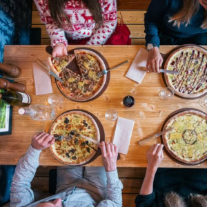 Vu en hauteur d'une table avec des pizzas