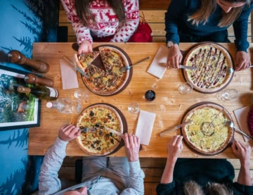 Vu en hauteur d'une table avec des pizzas