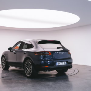 Voiture dans un salon automobile de la franchise Via Automobile