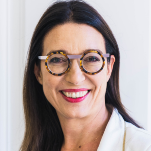 Fanny Roy, avocate associée pose avec des lunettes.