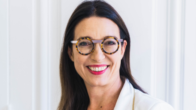 Fanny Roy, avocate associée pose avec des lunettes.