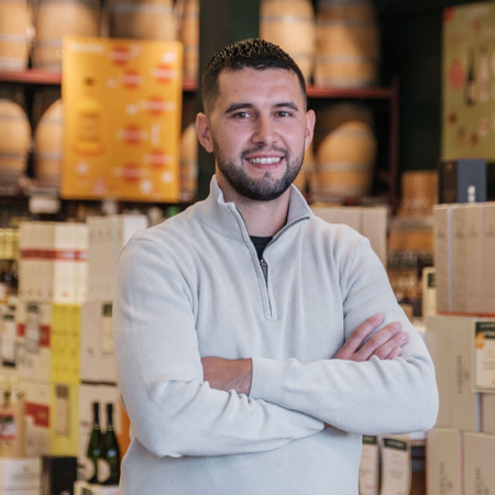 Antony Pereira le directeur général de la Vignery posant dans le magasin