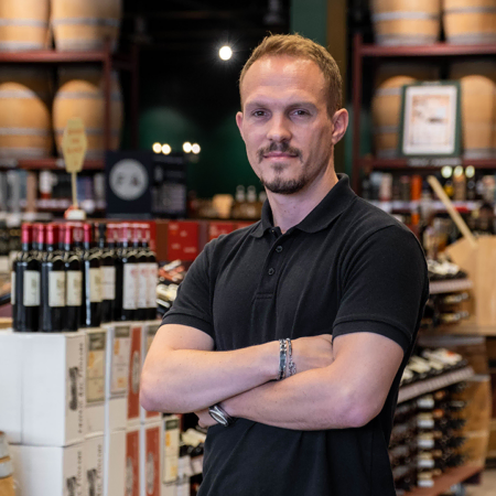 Clément Arfaoui l'animateur réseau de la Vignery posant dans le magasin