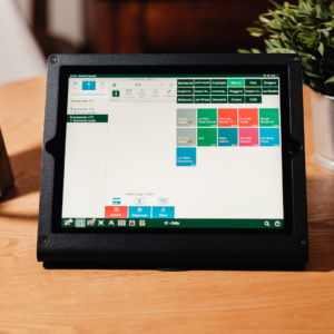 Sur une table est posée une tablette de restaurateur et une cafetière italienne.