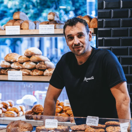 Maxime posant dans sa boulangerie Mamatte