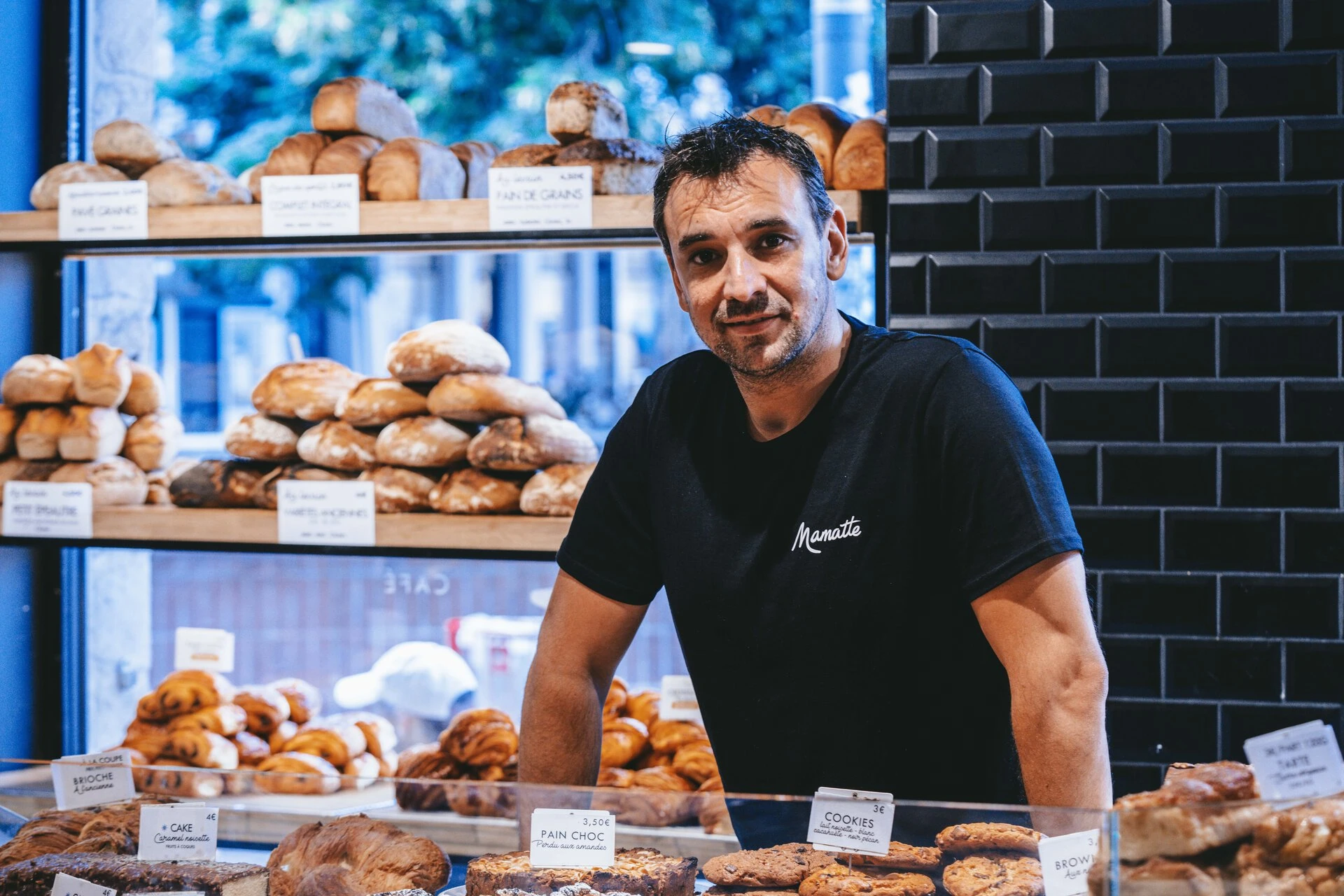 Maxime posant dans sa boulangerie Mamatte